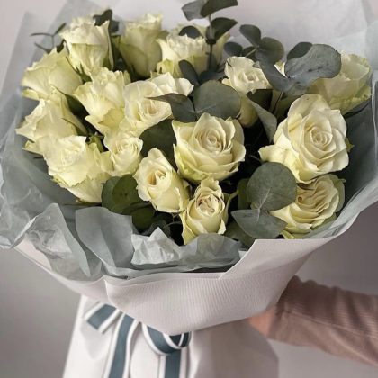 Roses with eucalyptus 🤍🌿